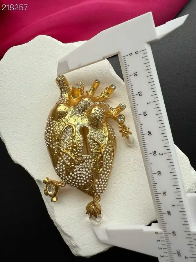 Брошка Schiaparelli 9