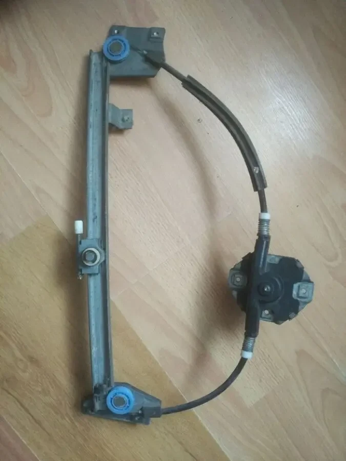 Склопідйомник скла задньої правої дверки Ауді-100 443839400 2