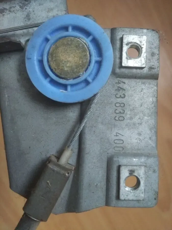 Склопідйомник скла задньої правої дверки Ауді-100 443839400 4