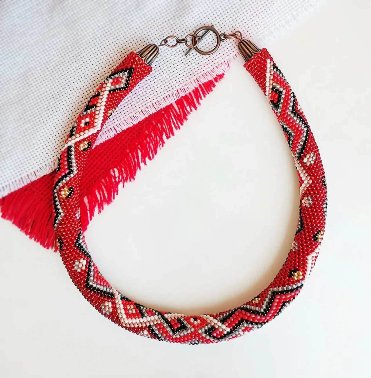 Прикраса із бісеру кольє-джгут Рубіновий шарм