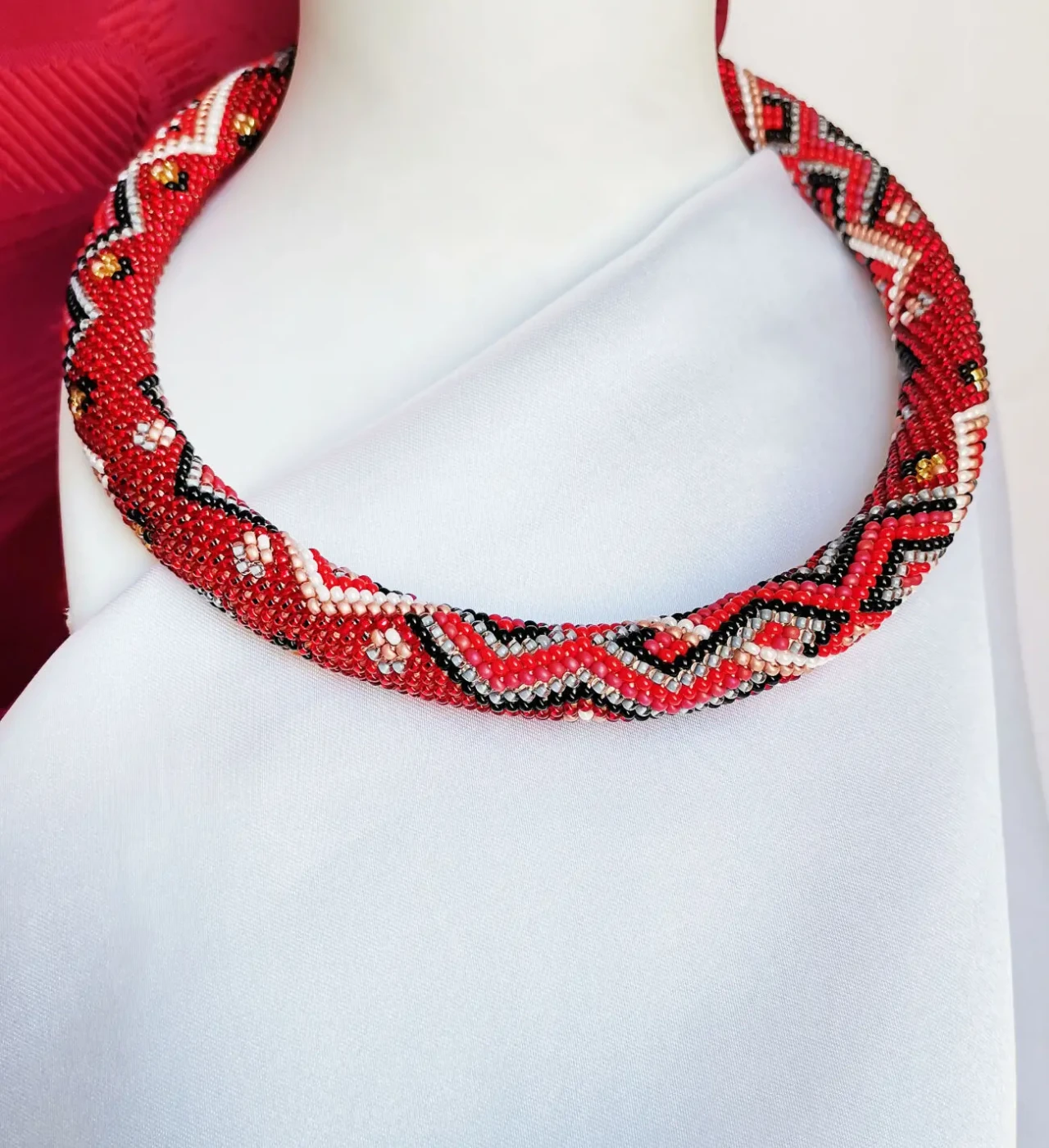 Прикраса із бісеру кольє-джгут Рубіновий шарм 2