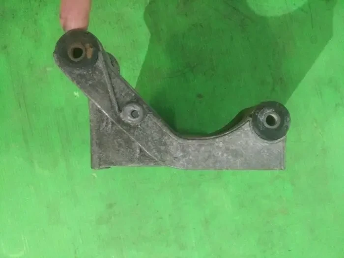 Кронштейн генератора 1715080 бмв Bmw 3