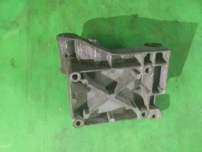 Кронштейн генератора 1715080 бмв Bmw 2