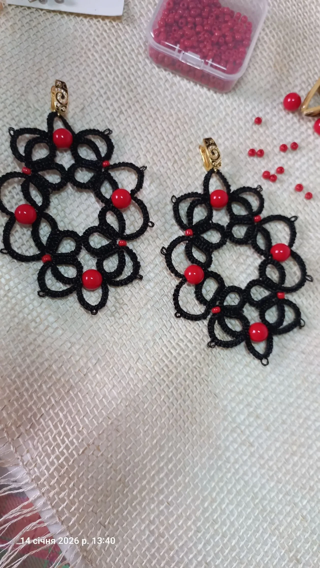 Сережки мереживні чорні і червоні намистини. Фріволіте анкарс .