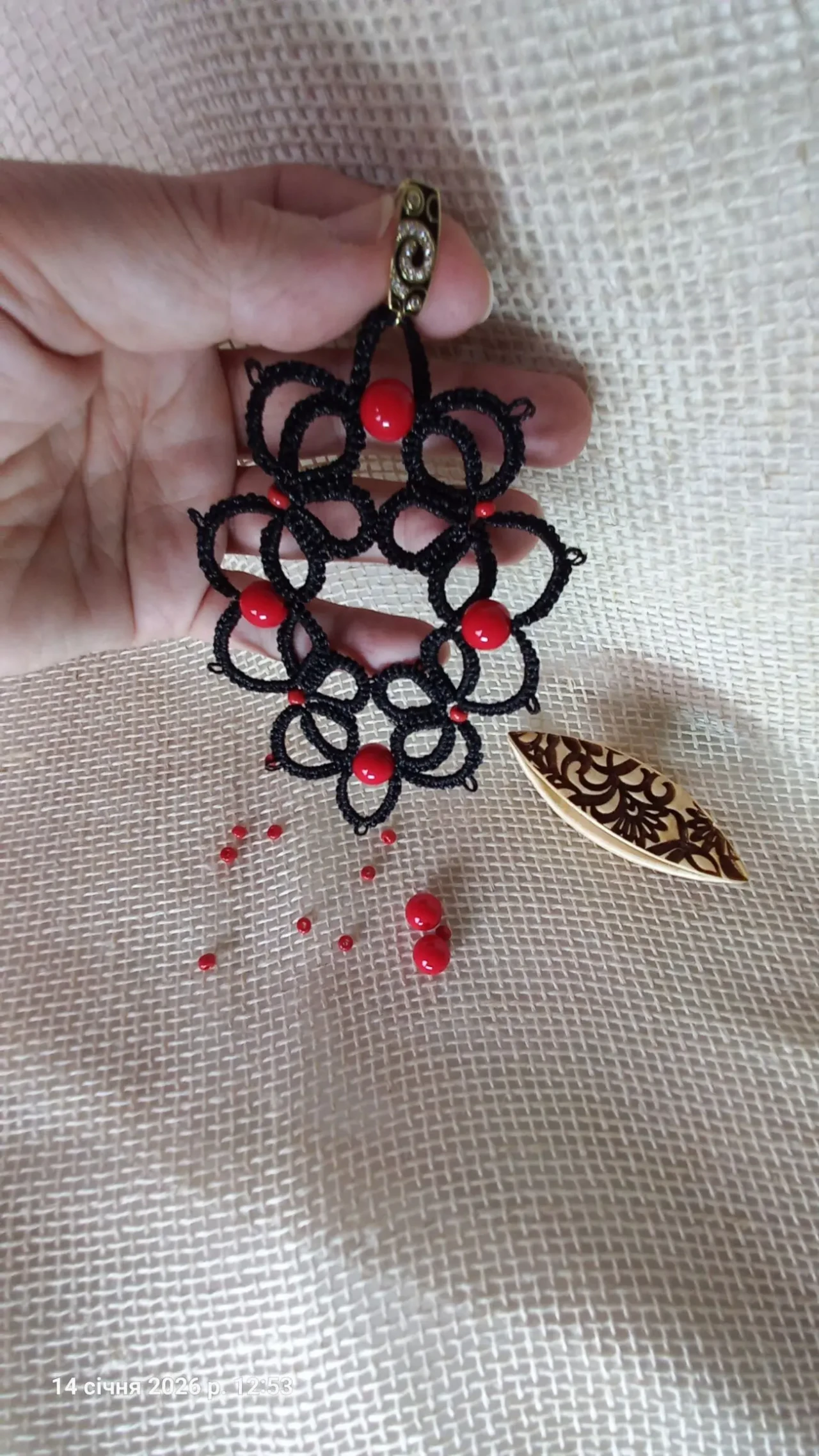 Сережки мереживні чорні і червоні намистини. Фріволіте анкарс . 2