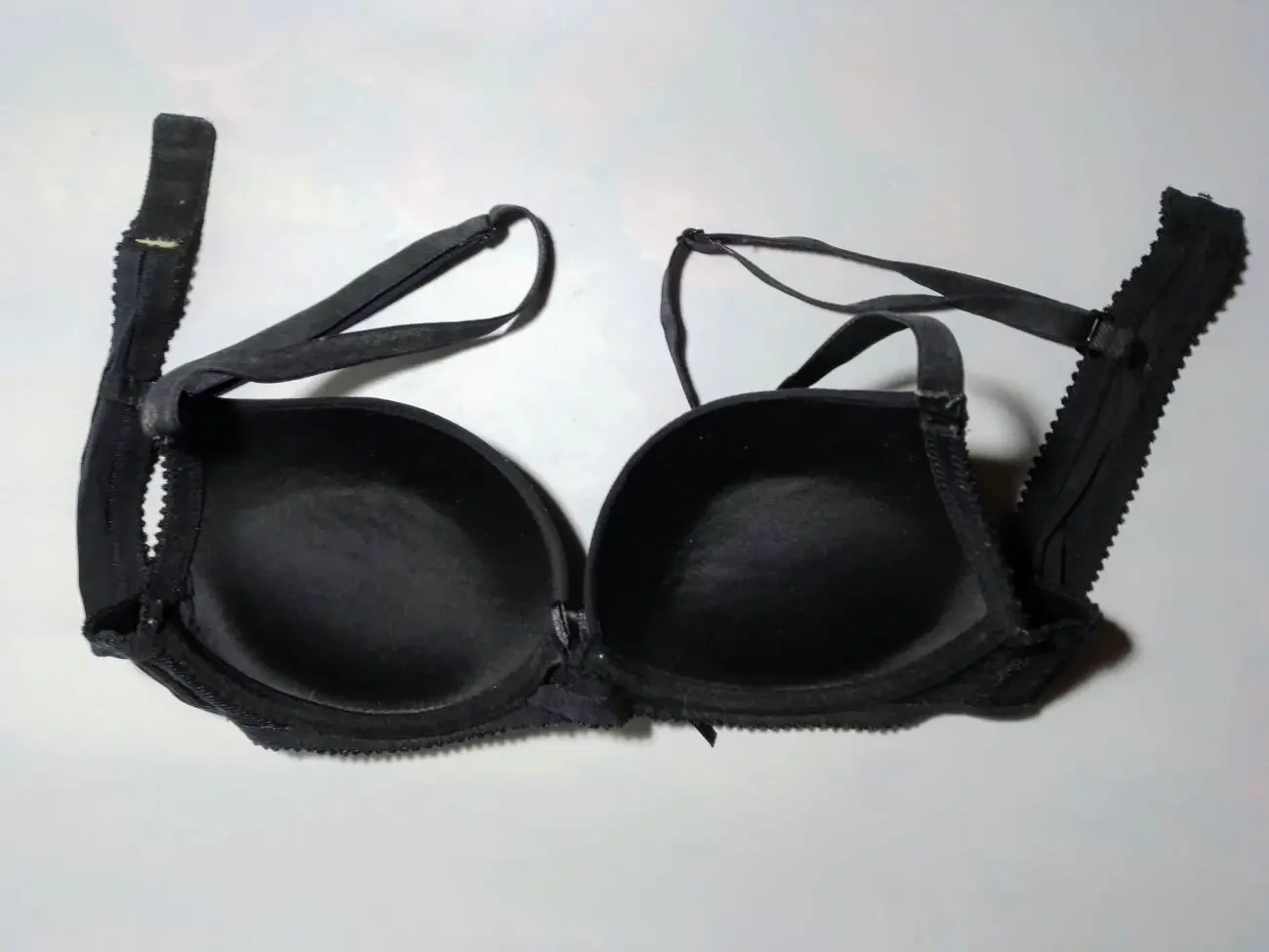 Бюстгальтер черный гладкий 85в, пуш ап, косточки, бретели сменные 2
