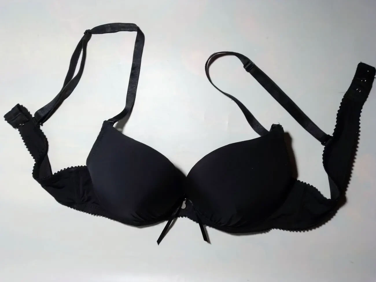 Бюстгальтер черный гладкий 85в, пуш ап, косточки, бретели сменные