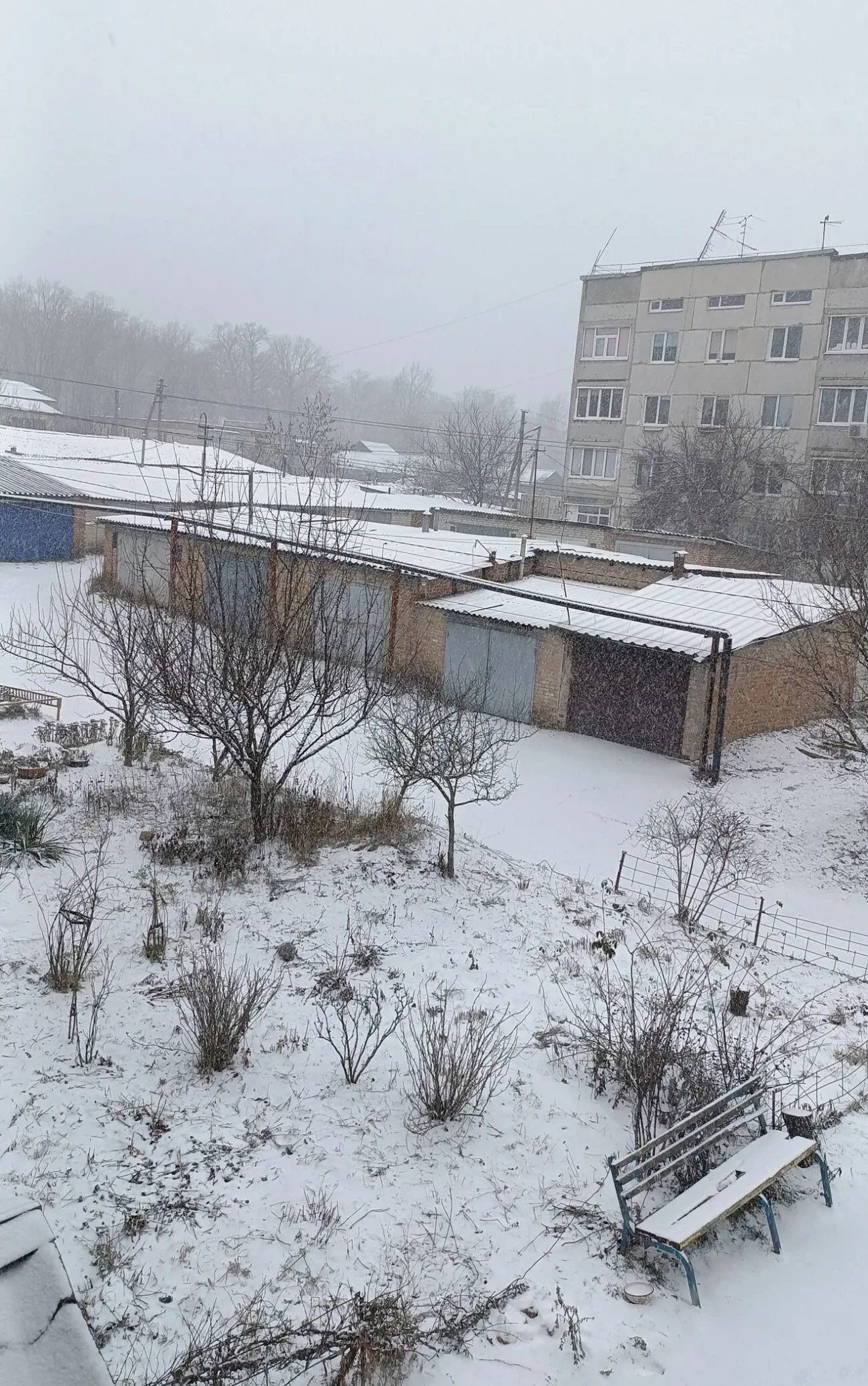 Продаётся двухкомнатная квартира с гаражом 8