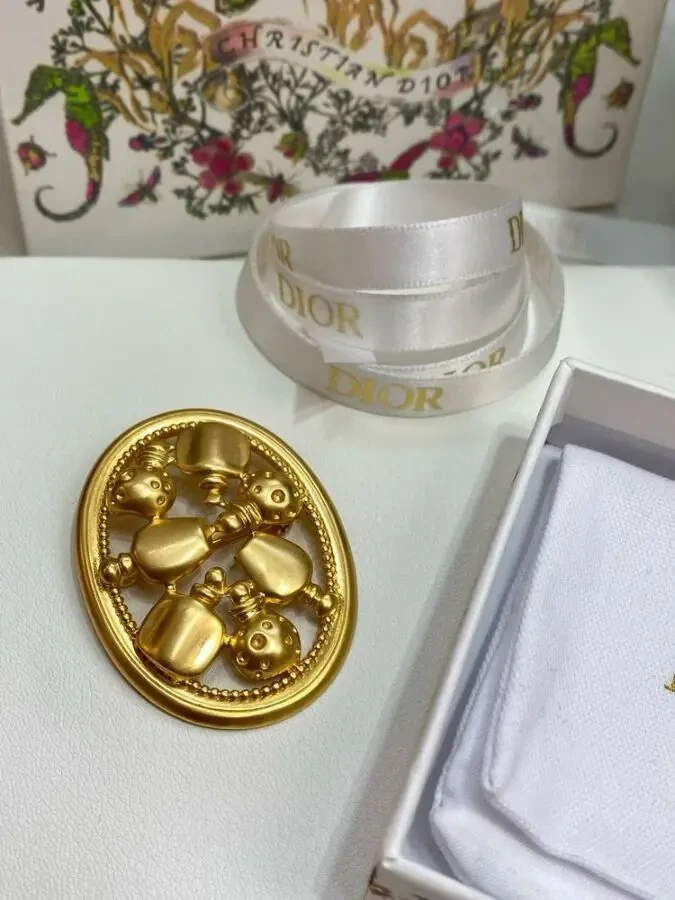 Брошка Dior 5