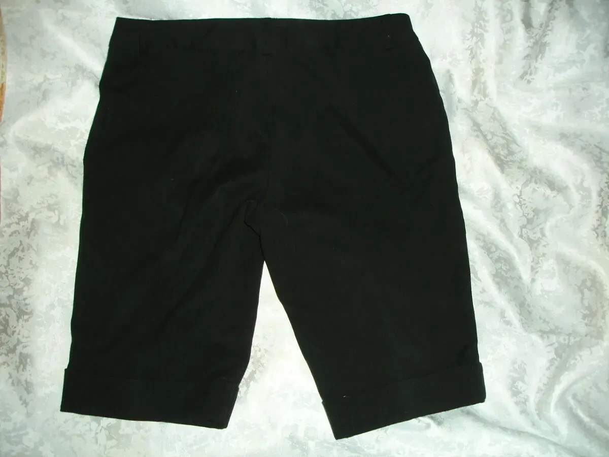 ШОРТИ чорні 42-44 р. жіночі. З підворотом. Демісезон. Класика. 7