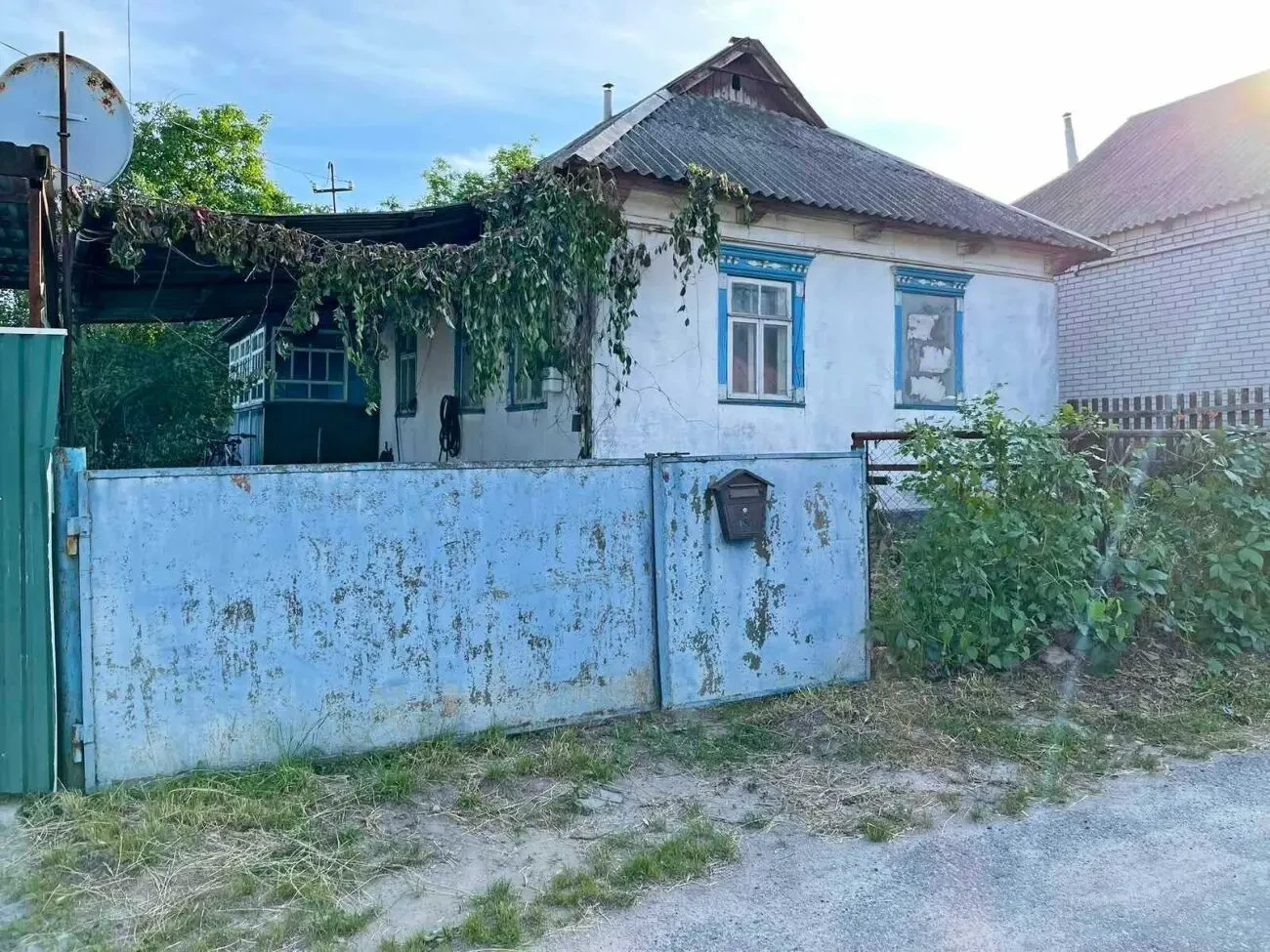 Півбудинку на Шевченка біля річки.Усі комунікації.5 соток. 2