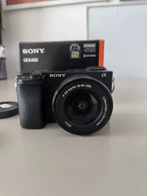 Беззеркальная камера Sony A6400 с объективом 16-50mm f/3.5-5.6 II