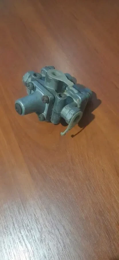 Клапан защитный тройной МАЗ, КАМАЗ, КРАЗ 2