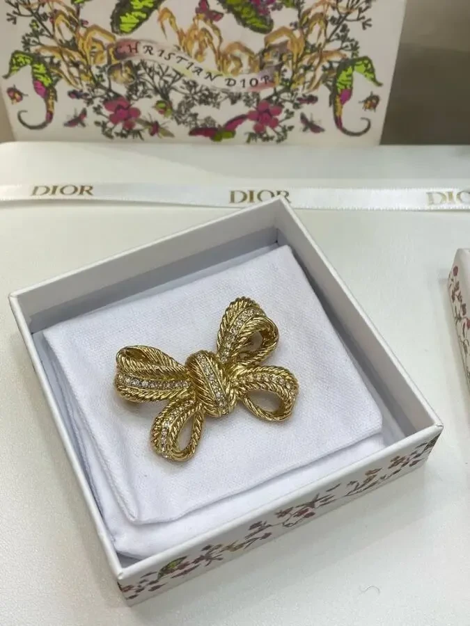 Брошка Dior 4