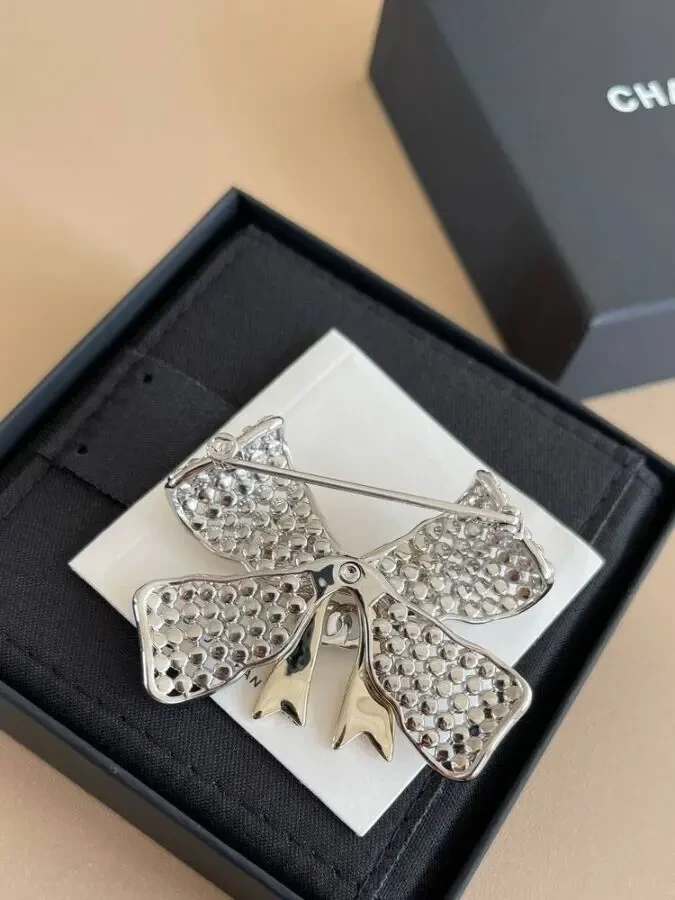 Брошка Chanell 4