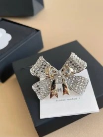 Брошка Chanell