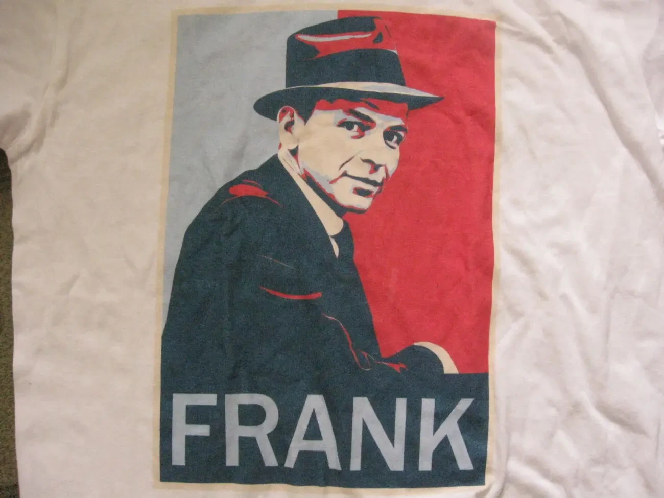 Футболки-мерч рок-гурту Нірвана і співака Френка Сінатри 5