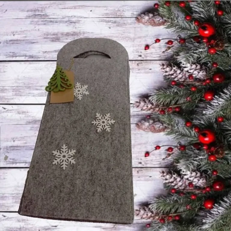 Сумка из фетра серая со снежинками и елкой для бутылки 4-5 л