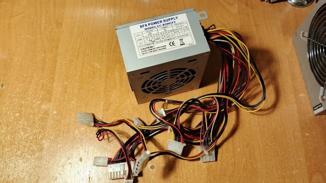 Блок питания SFX POWER SUPPLY MODEL:LC-B200SFX 200W