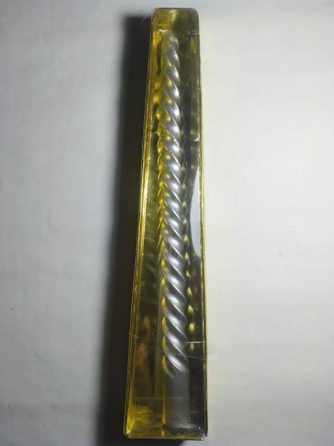 Серебристая витая свечка в подарок