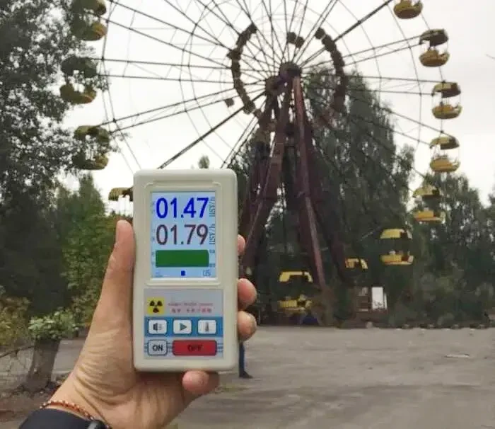 Дозиметр випромінювання радіації. Лічильник Гейгера вимір забруднення.