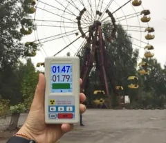 Дозиметр випромінювання радіації. Лічильник Гейгера вимір забруднення.
