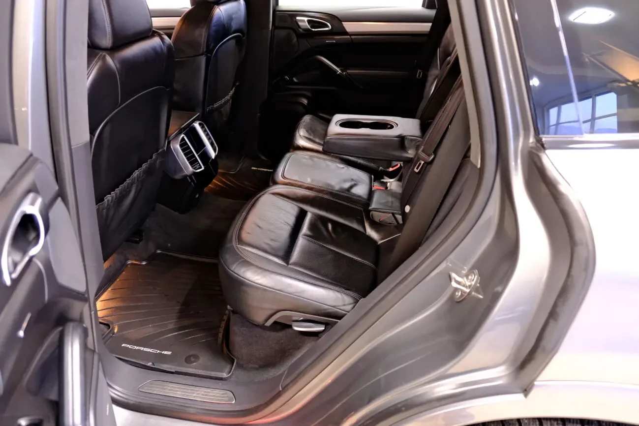 Porsche Cayenne GTS 8