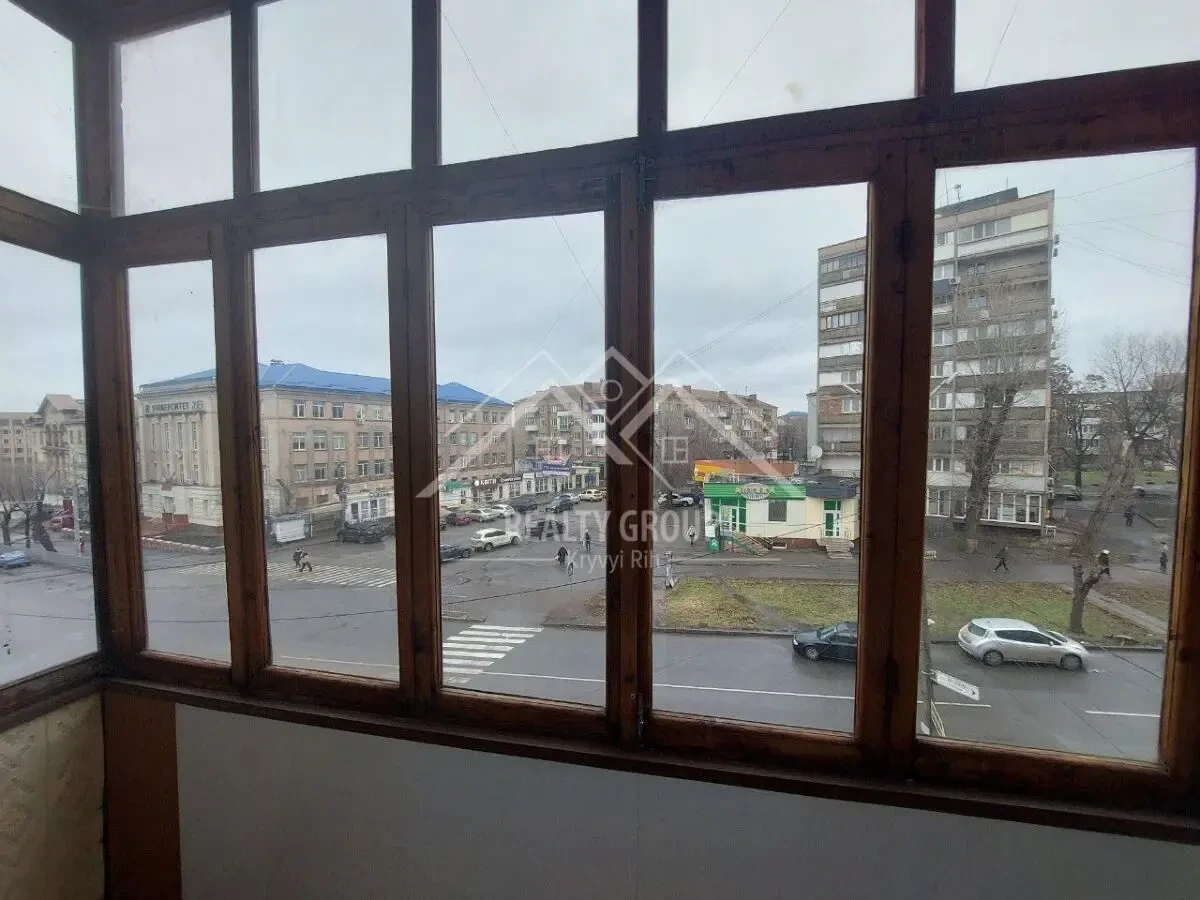 Продаж 3к сталінки у центрі на площі Визволення 3