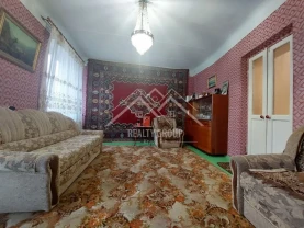 Продаж 3к сталінки у центрі на площі Визволення