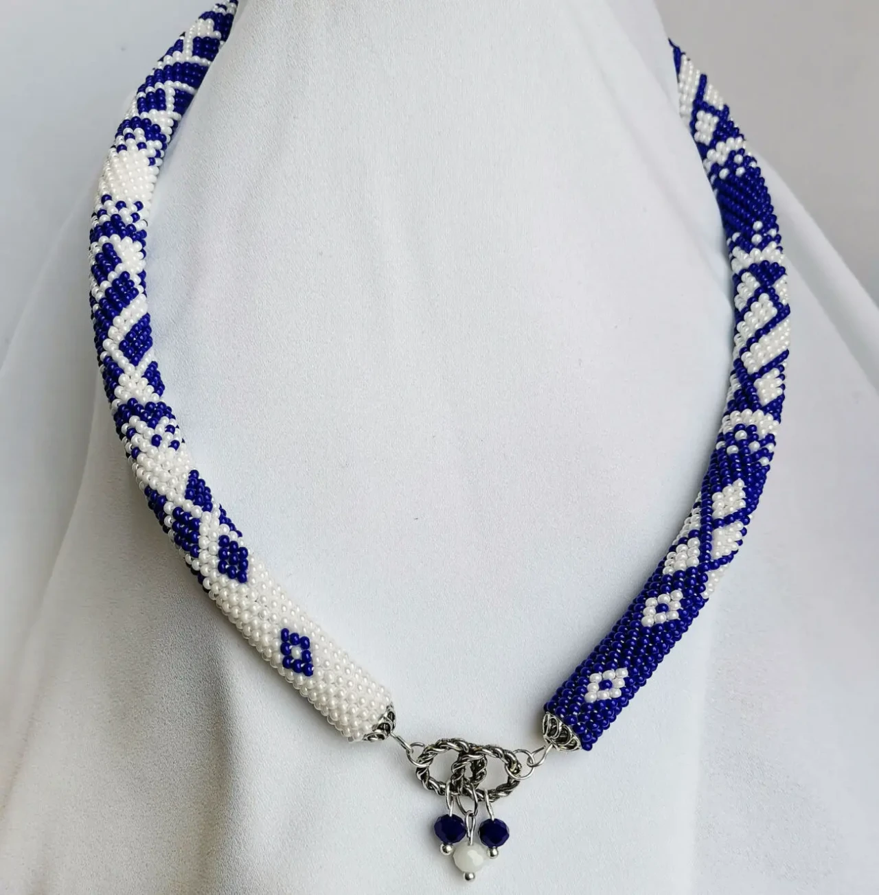 Прикраса із бісеру кольє-джгут Сніжна синява