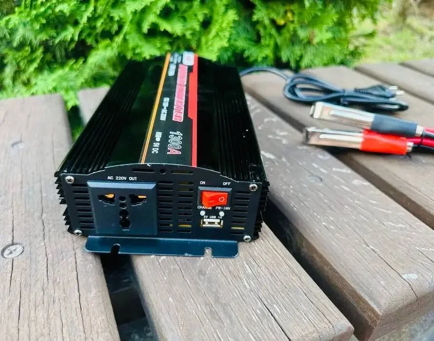 Потужний інвертор UPS на 1300W з вбудованим зарядним пристроєм на 10А 3