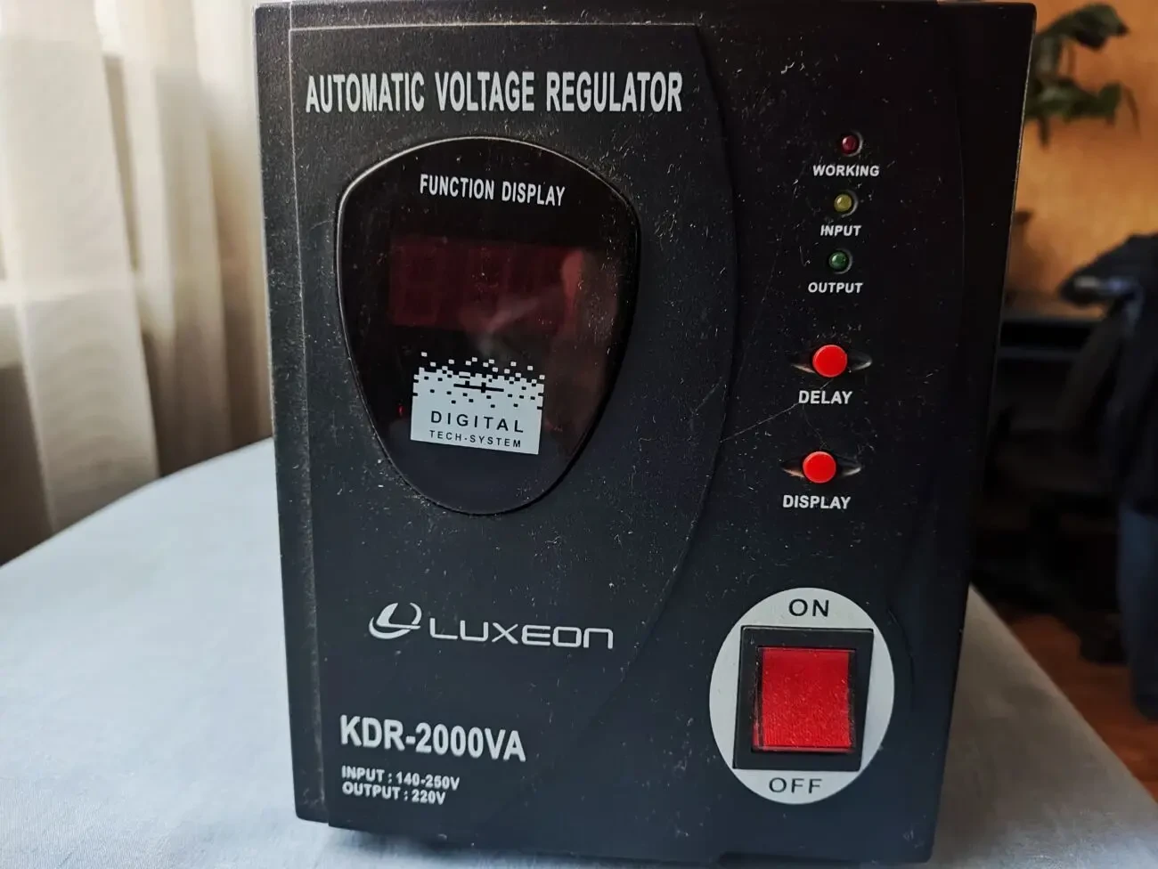 Релейный стабилизатор Luxeon KDR-2000VA