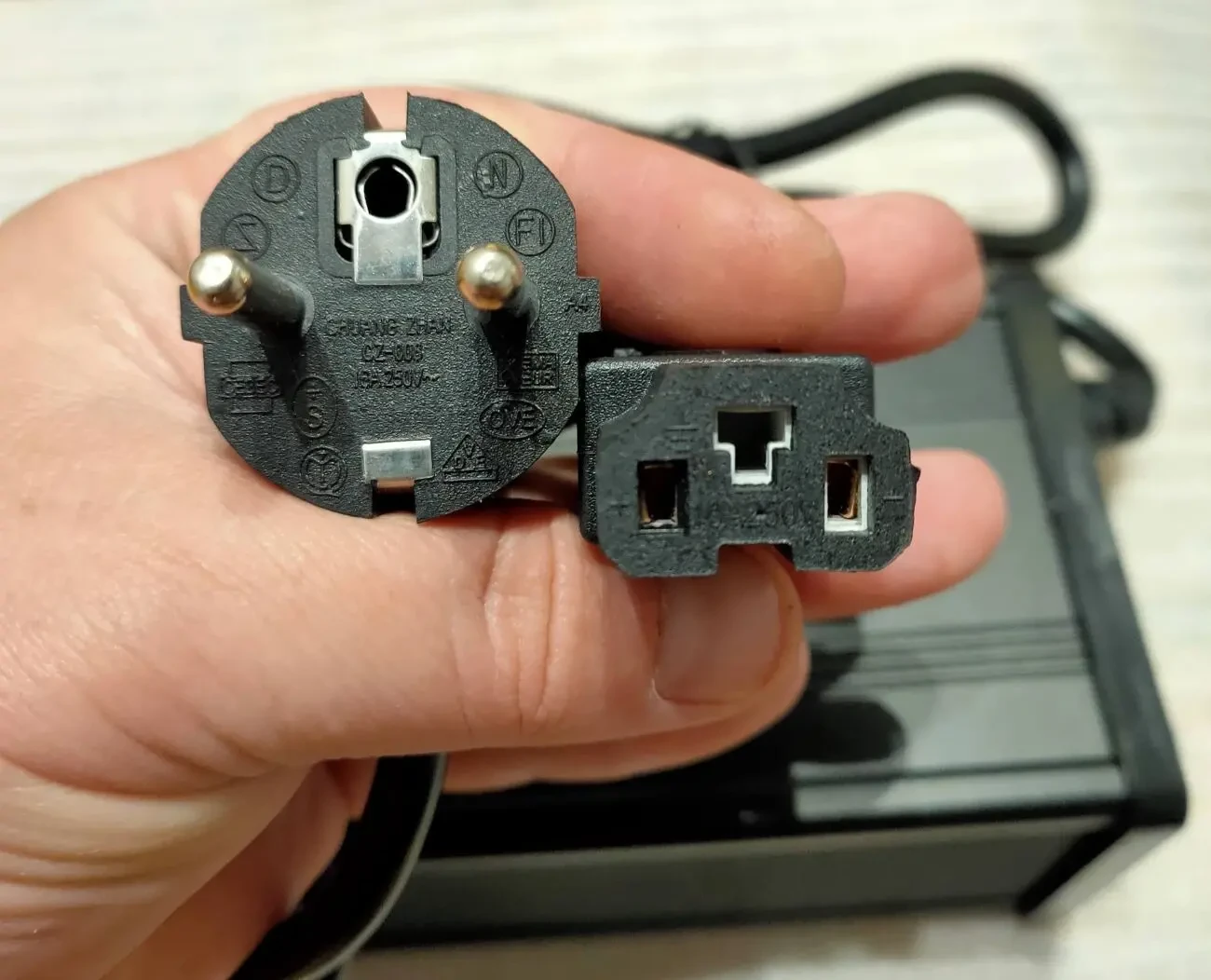 Зарядний пристрій для літієвих Li-ion акумуляторів 72в-84в 15a 3