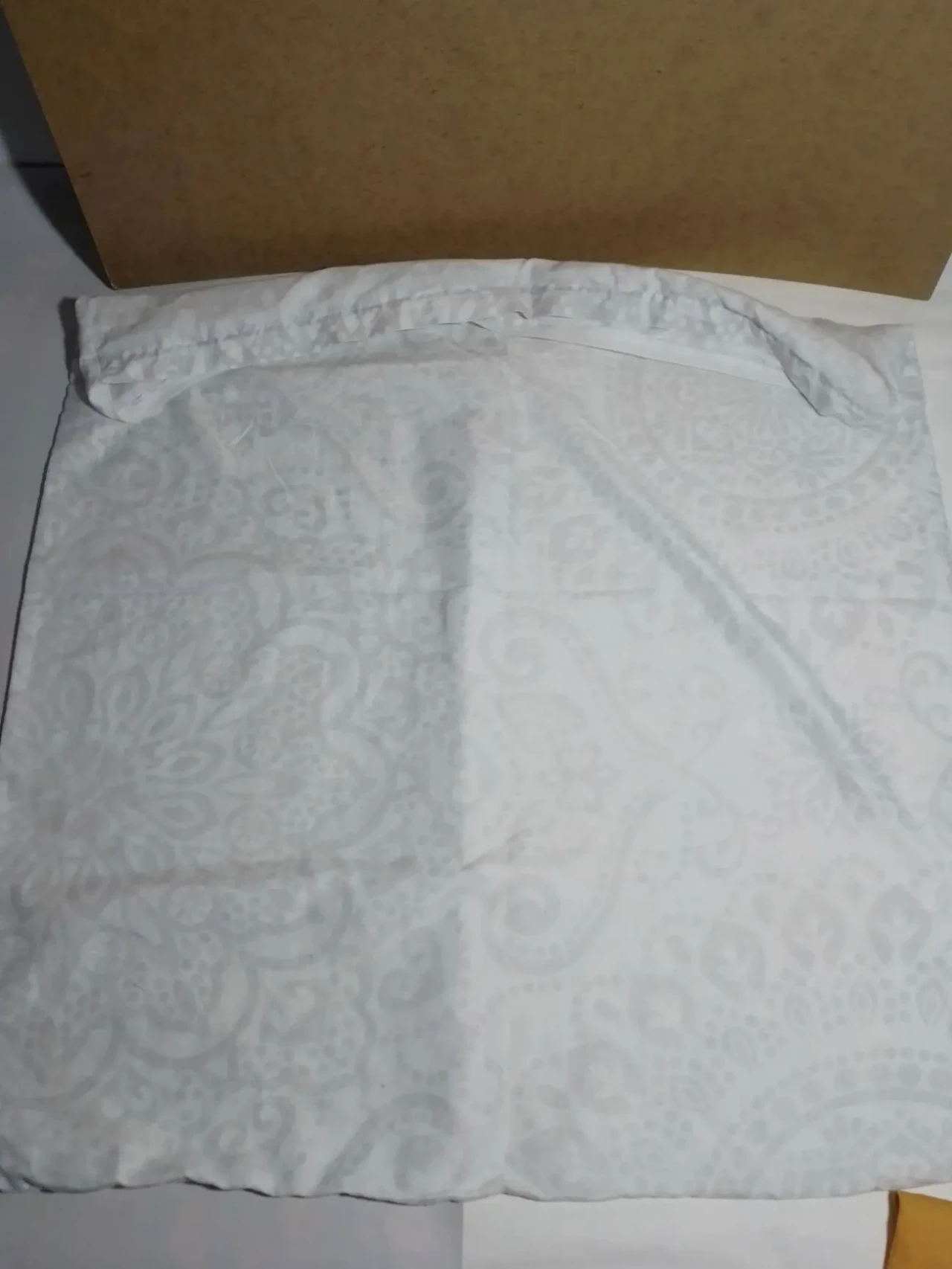 Наволочка 70 см белая светлый узор и 65 см зеленая салатовая цветы 2