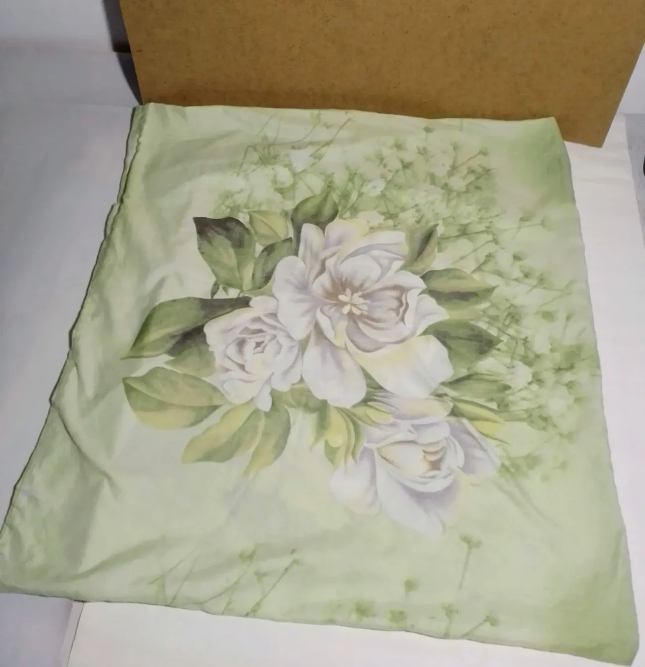 Наволочка 70 см белая светлый узор и 65 см зеленая салатовая цветы