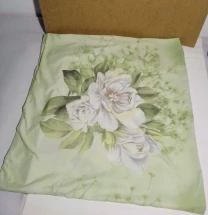 Наволочка 70 см белая светлый узор и 65 см зеленая салатовая цветы