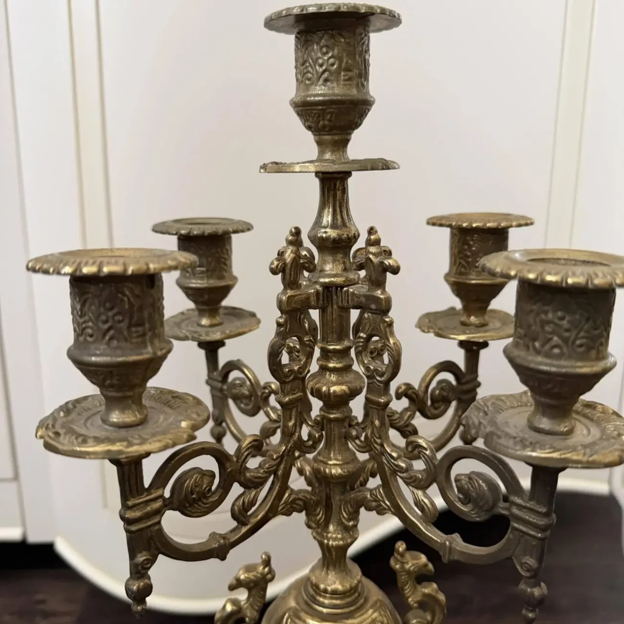 Бронзовий годинник з канделябрами вінтаж є Європи 6