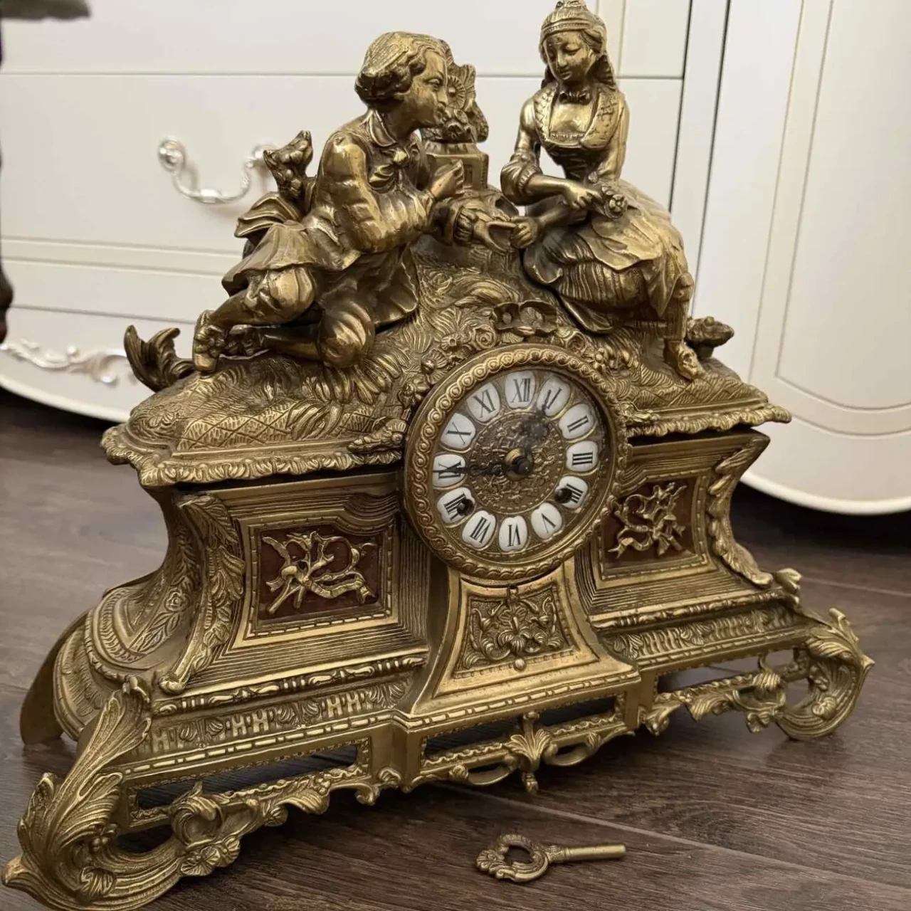 Бронзовий годинник з канделябрами вінтаж є Європи 4