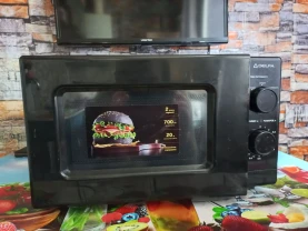 Черная микроволновая печь для работы. СВЧ. Микроволновка.