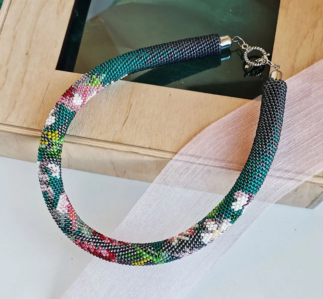 Прикраса із бісеру кольє-джгут Танок півоній 3