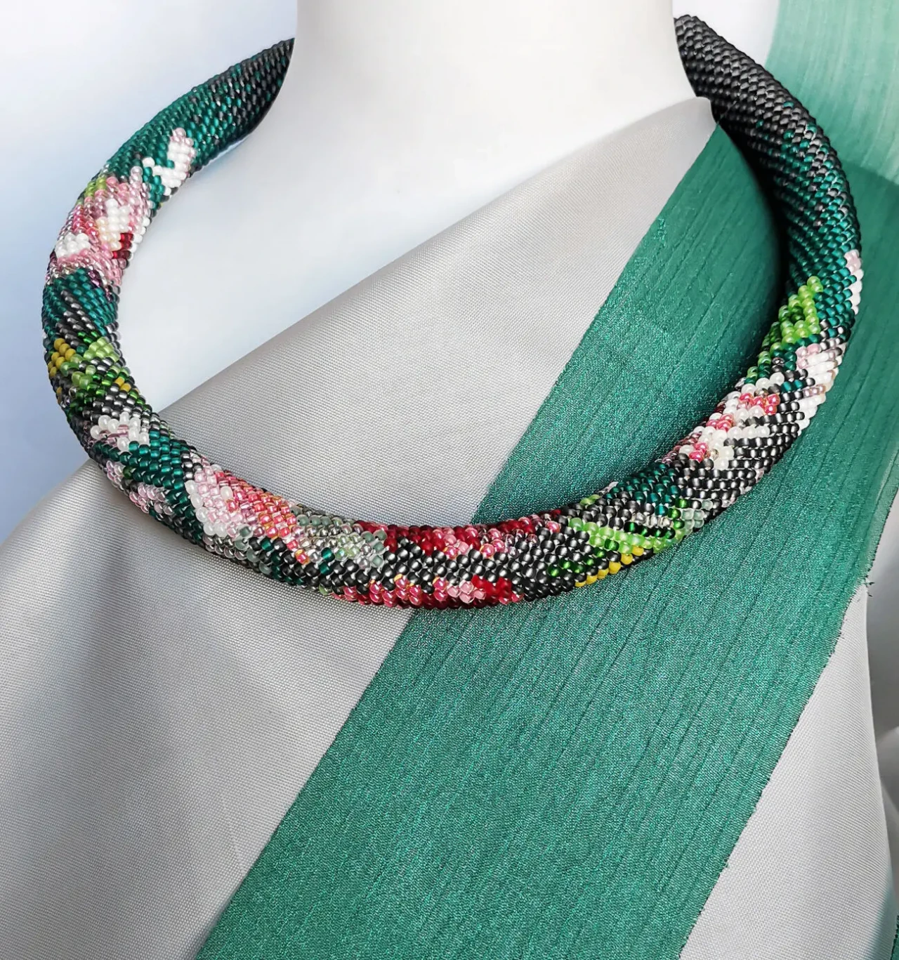 Прикраса із бісеру кольє-джгут Танок півоній 9