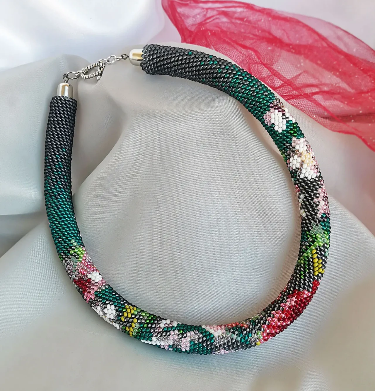 Прикраса із бісеру кольє-джгут Танок півоній 5