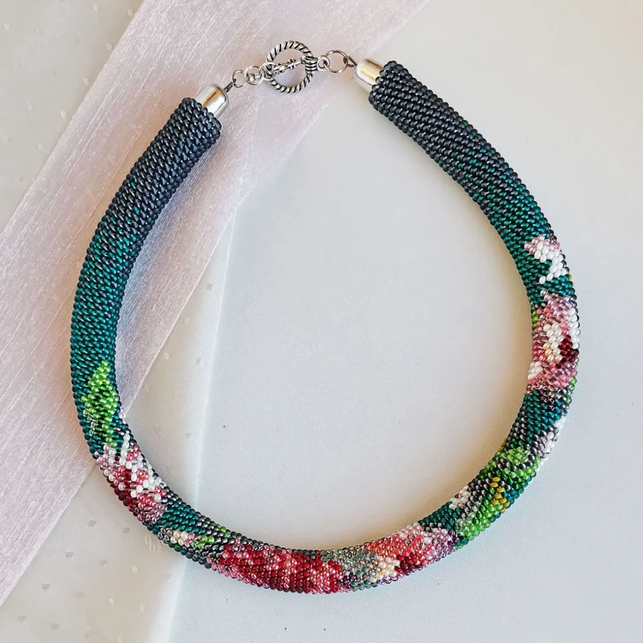 Прикраса із бісеру кольє-джгут Танок півоній 10