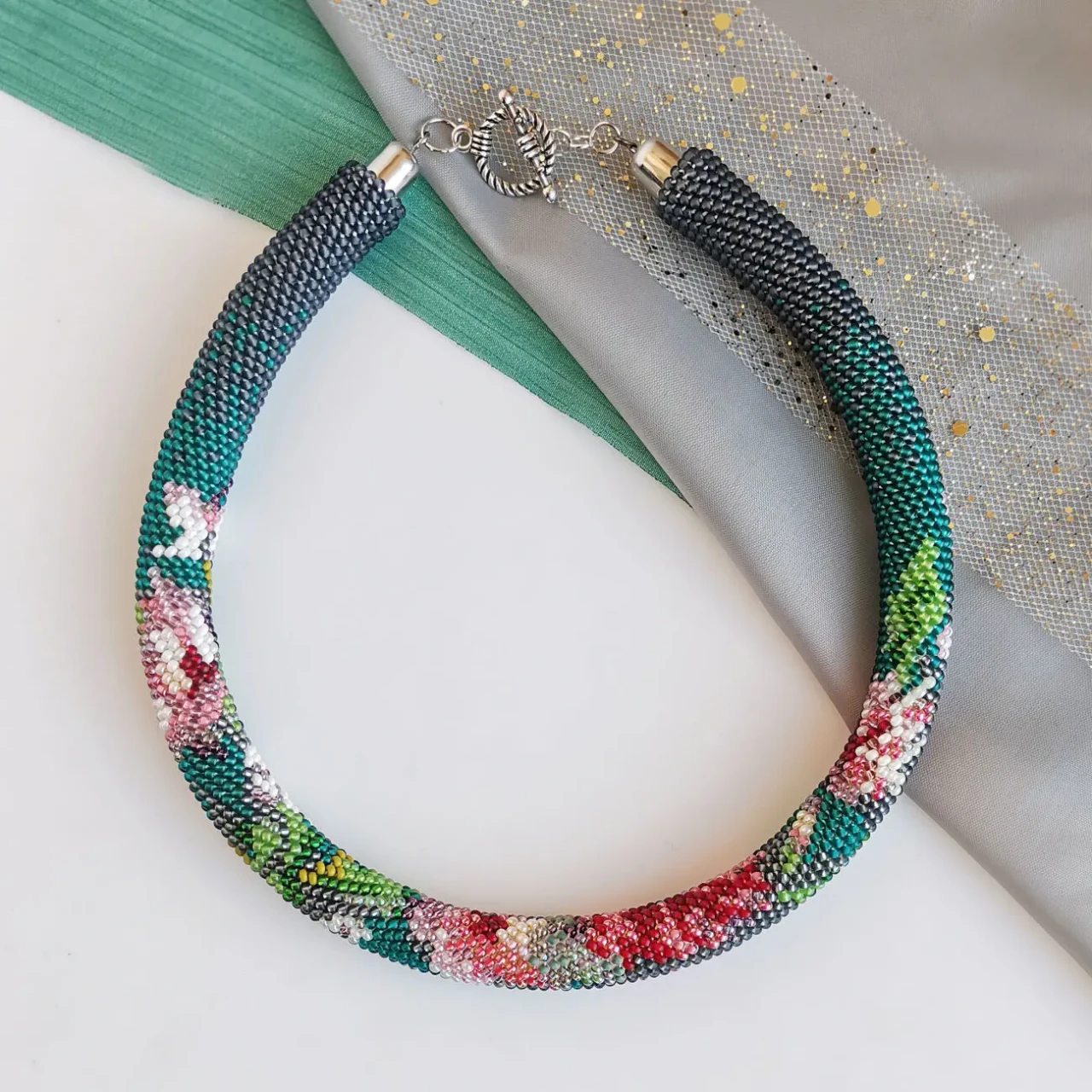 Прикраса із бісеру кольє-джгут Танок півоній 7