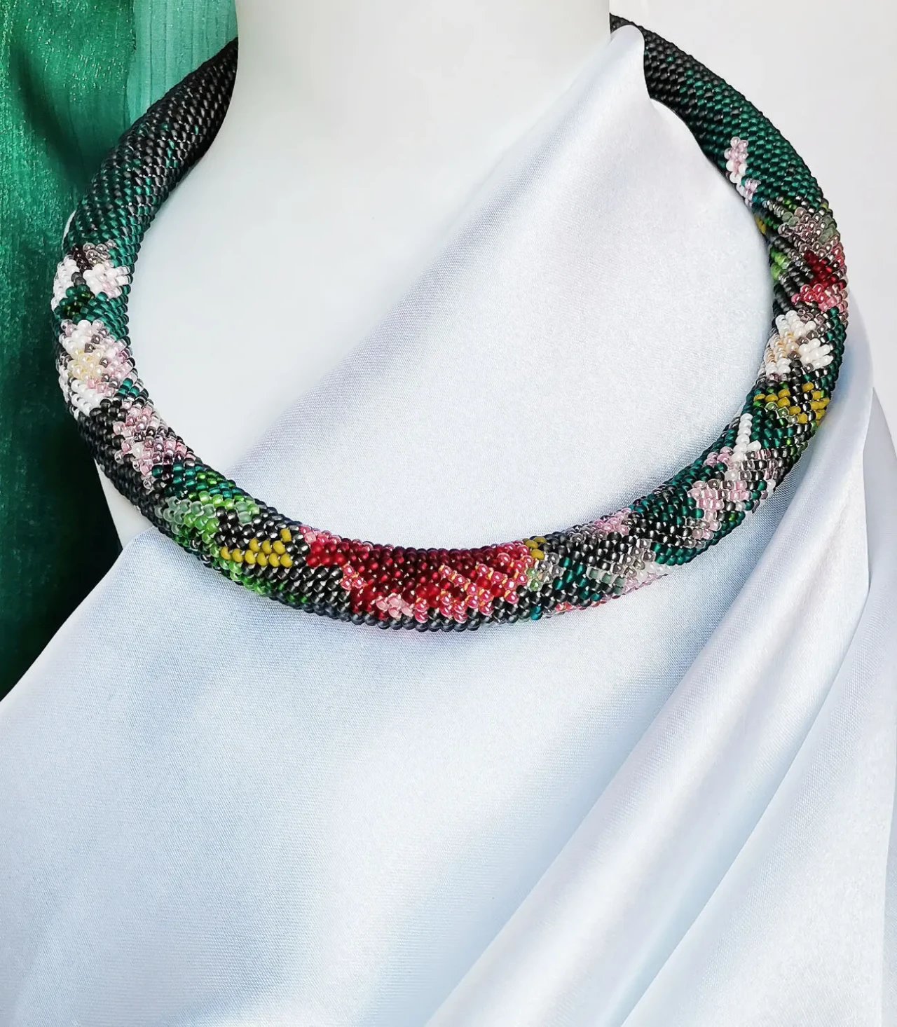 Прикраса із бісеру кольє-джгут Танок півоній 2