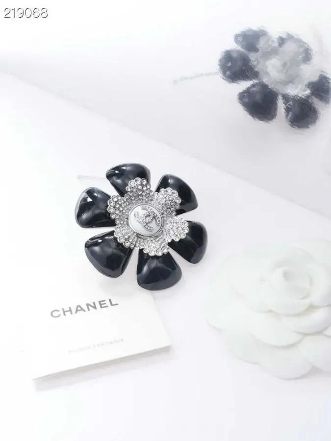 Каблучка/брошка Chanell