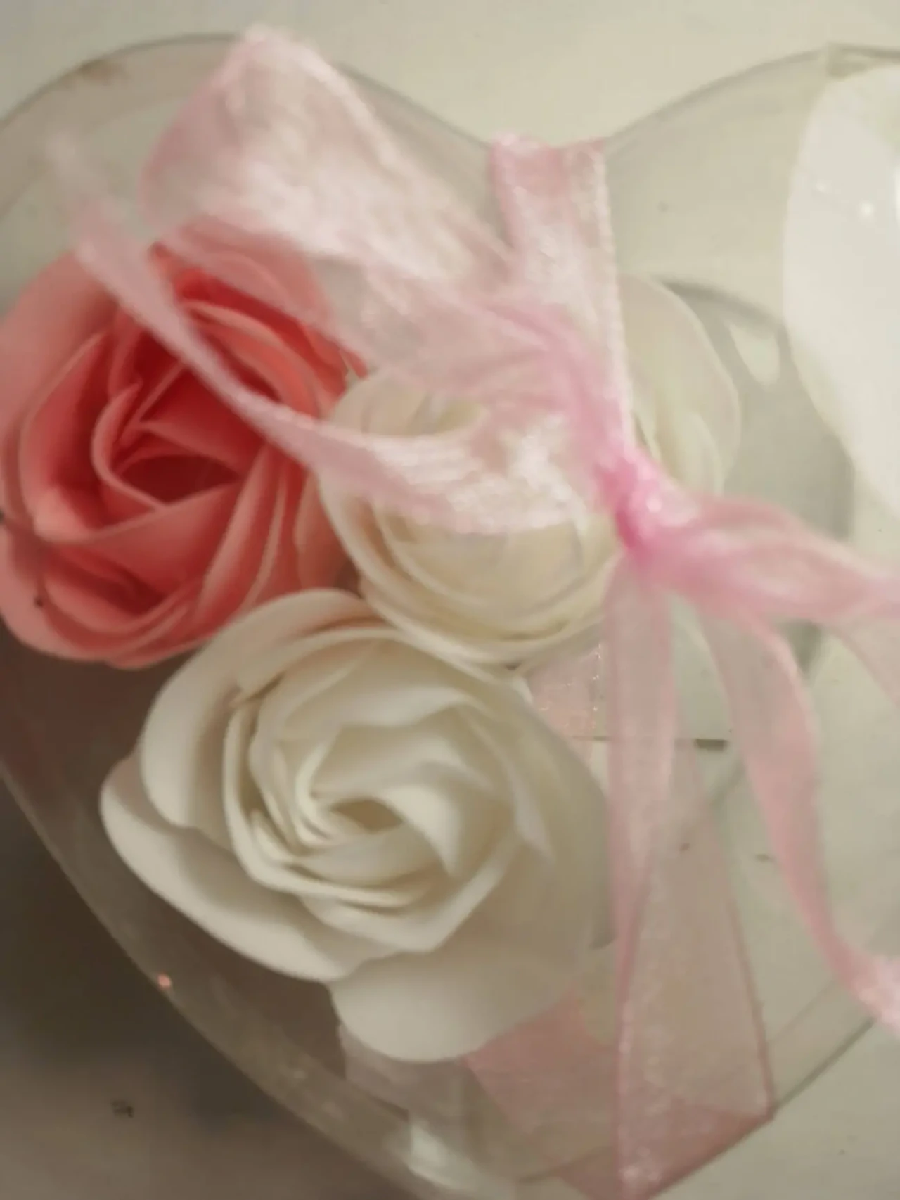 Цветы розы мыло белые, розовые 3 штуки сувенир в сердечке 2