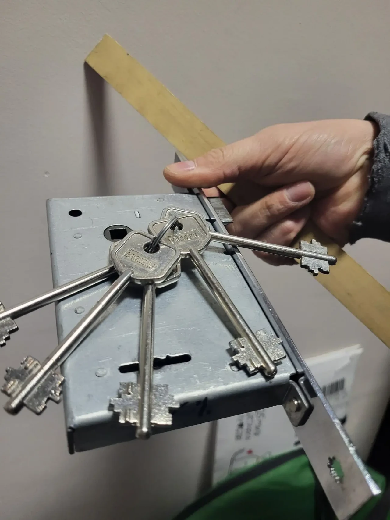 Замок врізний сувальний Barrera комплект з ключами