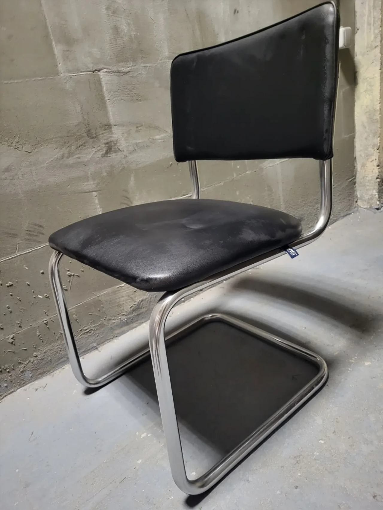 Стілець,крісло офісне чорне під шкіру.