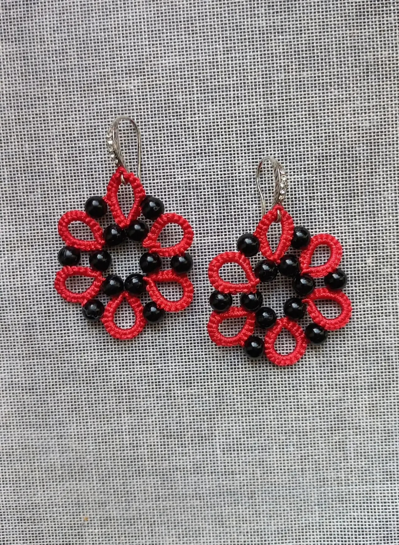 Сережки мереживні червоні з кам.яними намистинами. Фріволіте анкарс 2